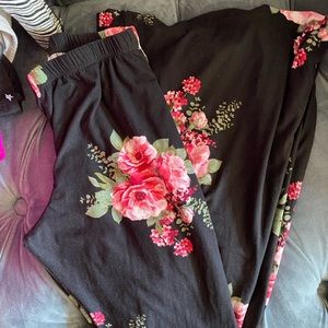 Floral bell bottom pants 👖 🌹